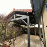 Pergola en bois peint de couleur