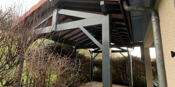 Pergola en bois peint de couleur